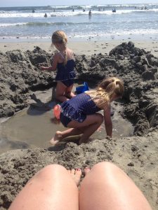 Beach tips and tricks for kids to have a fantastic day at the beach. Before you start packing (especially if you have a baby or toddler), check out these ideas for a family beach trip. If you are planning on going to the beach this summer, I know you will find something useful in these easy tips for a fantastic beach trip!